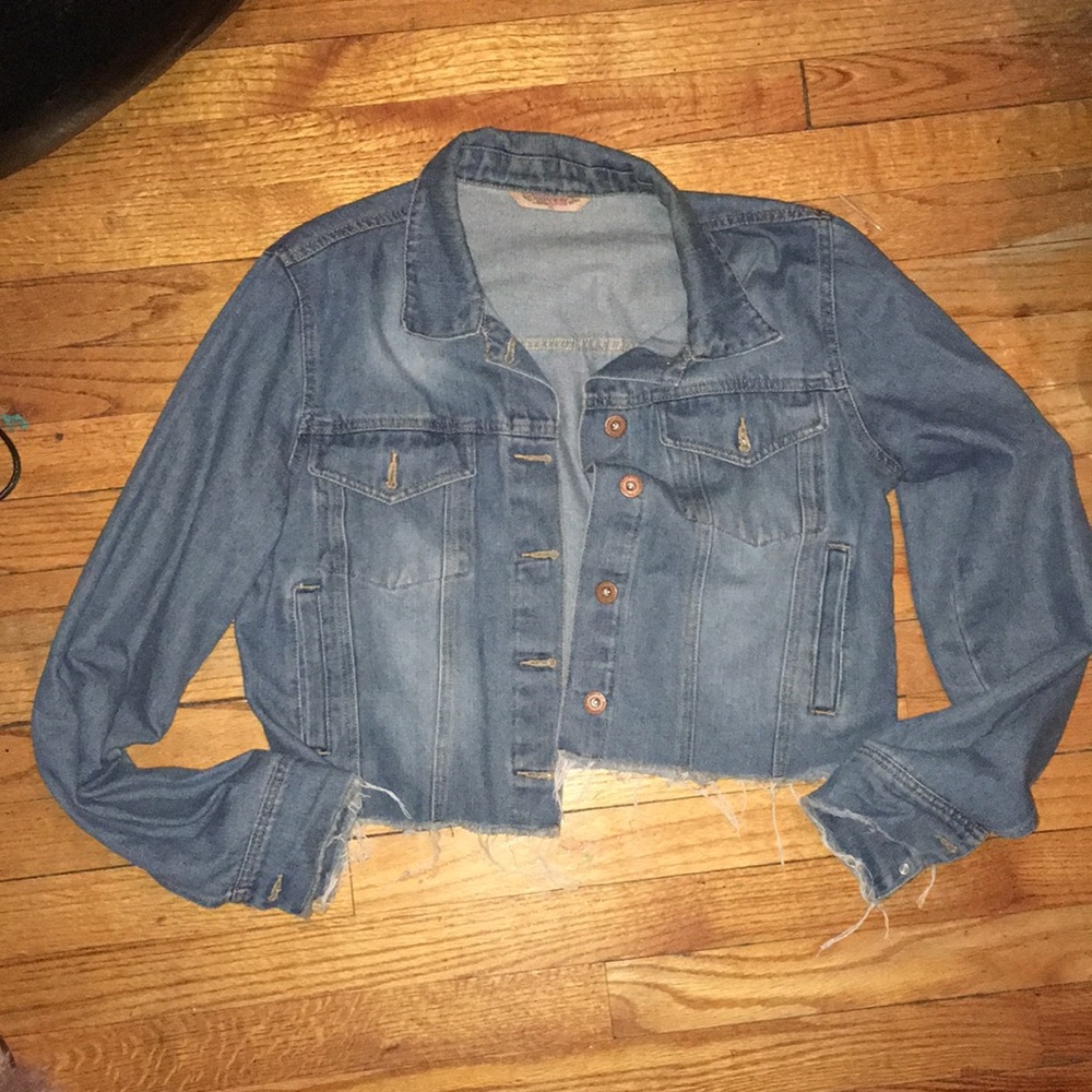 Denim jacket, stops at waist (5’8 is my height) 😉